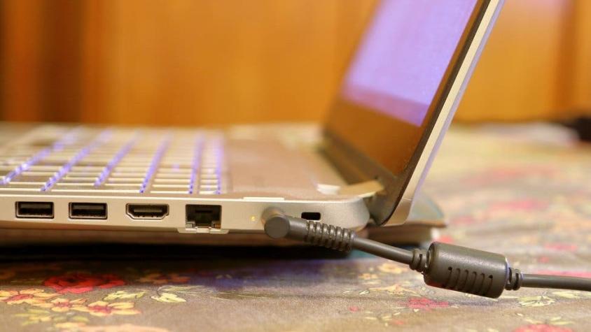 ¿Es mejor tener la laptop enchufada todo el tiempo o usar la batería? Esto dicen los expertos