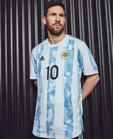 Lionel Messi presentó la nueva camiseta de la selección argentina