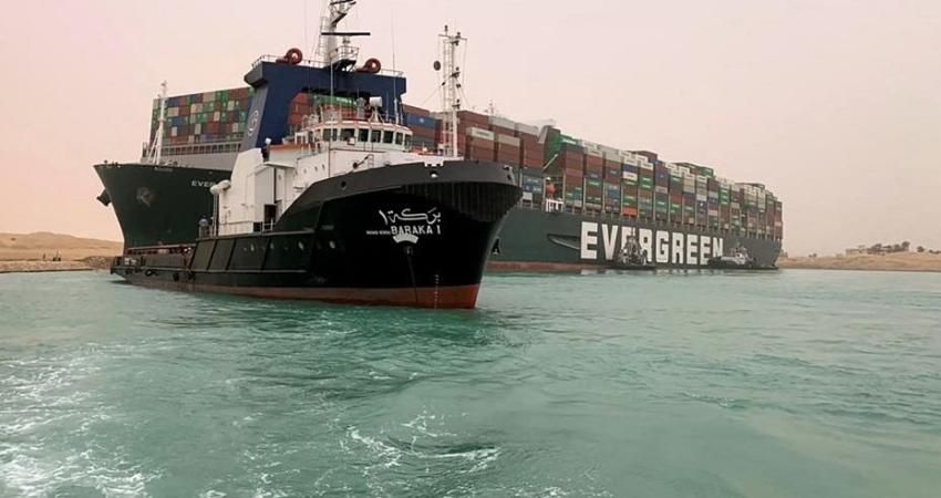 Gigantesco buque encalla y bloquea el Canal de Suez