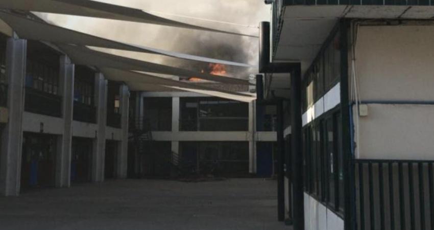 Bomberos trabaja para combatir incendio que afecta a colegio en Recoleta