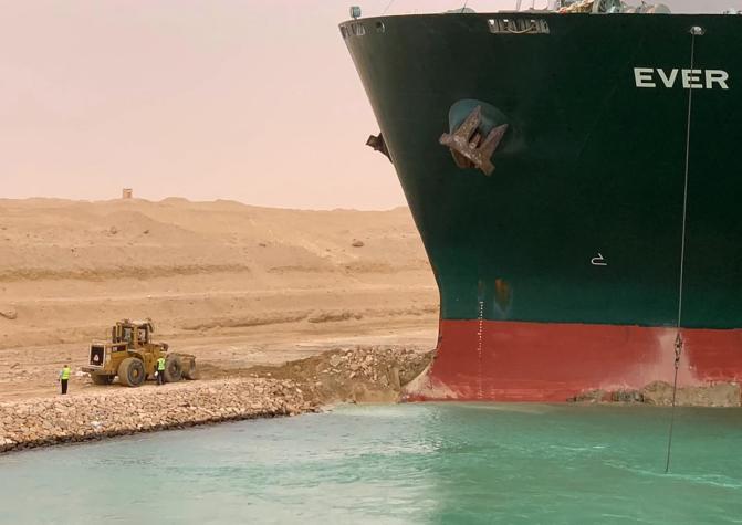 Fracasa primer intento de reflotar buque encallado en Canal de Suez