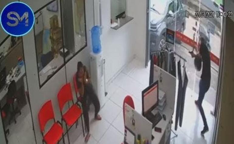 [VIDEO] Una mujer queda atrapada en medio de un tiroteo en Brasil