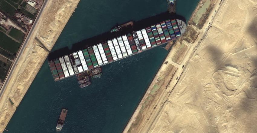 Buque encallado en el Canal de Suez podría ser reflotado la "próxima semana"