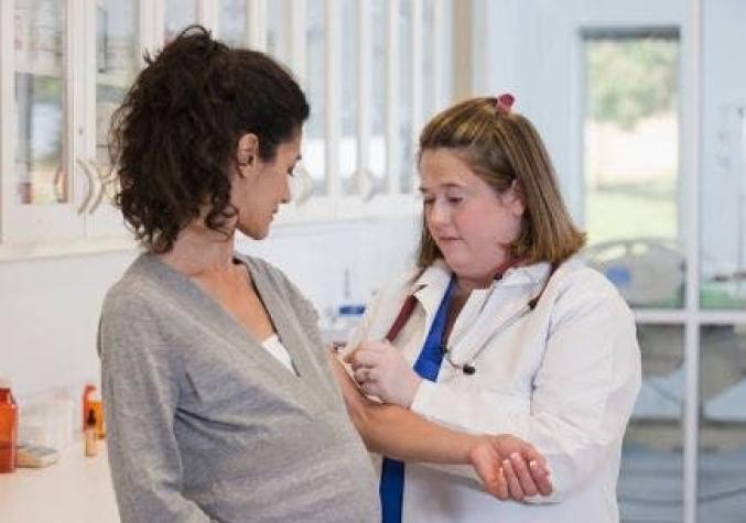 Nuevo estudio: embarazadas vacunadas con Pfizer o Moderna transmiten anticuerpos a sus bebés