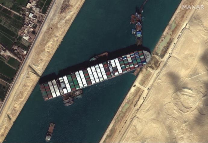 Buque "Ever Given" empezó a moverse en Canal de Suez