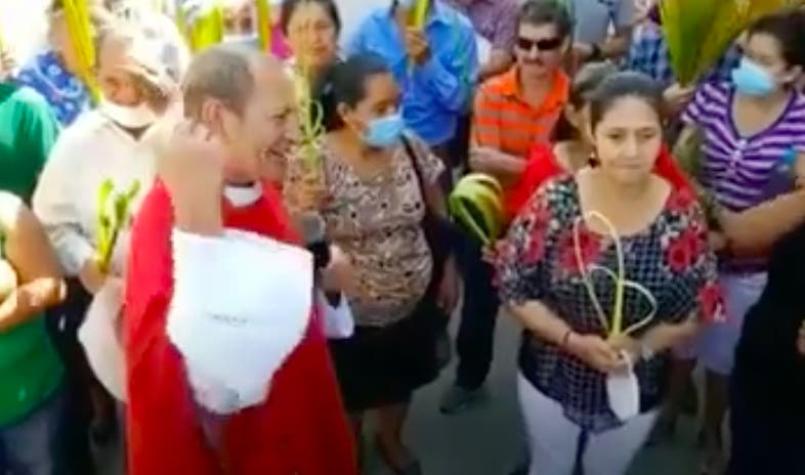 Sacerdote le arranca la mascarilla a un fiel en Honduras asegurando que "son una babosada"