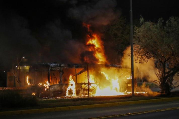 [VIDEO] Incidentes en Villa Francia y al menos 3 buses incendiados deja día del joven combatiente