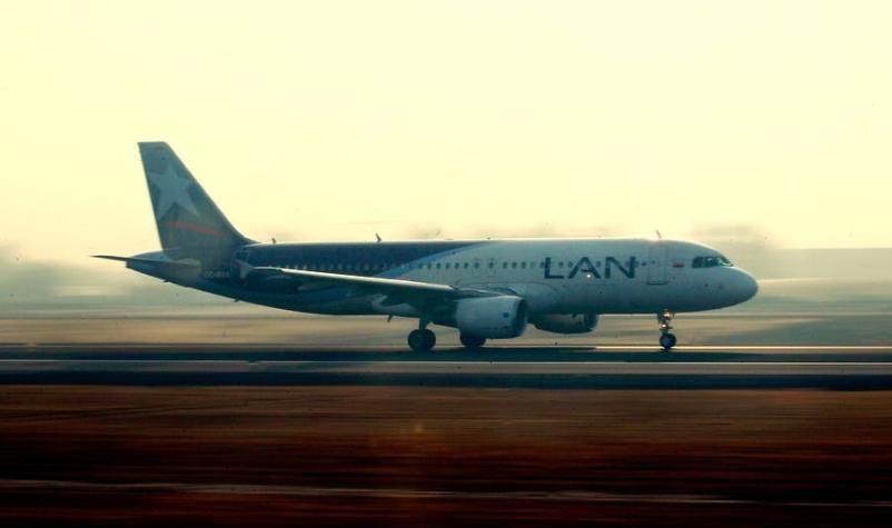 Latam anuncia "operación reducida" de sus vuelos tras nuevas restricciones en pandemia