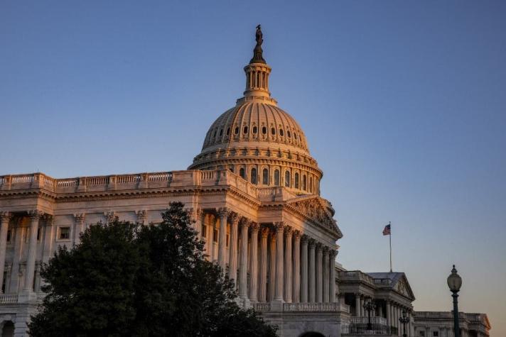 Capitolio de Estados Unidos es cerrado luego que un hombre embistiera con su vehículo a dos policías