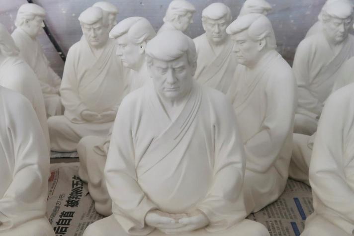 [FOTOS] Escultor chino crea estatuas de Donald Trump en pose de Buda