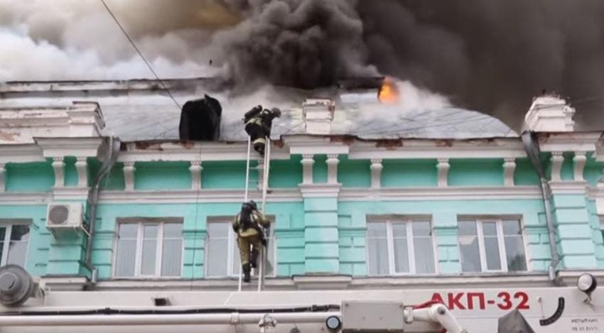 [VIDEO] Cirujanos rusos operan a corazón abierto en medio de un incendio