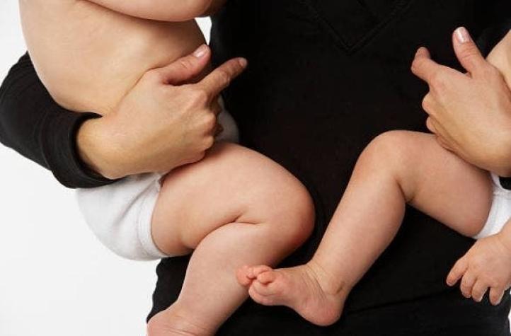Una mujer da a luz a dos bebés gestados con tres semanas de diferencia