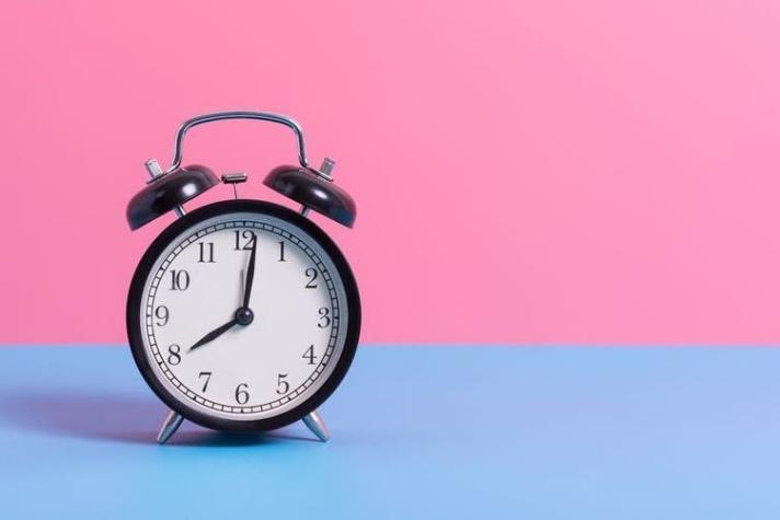 Cambio de hora: ¿Los relojes se adelantan o se atrasan este sábado?