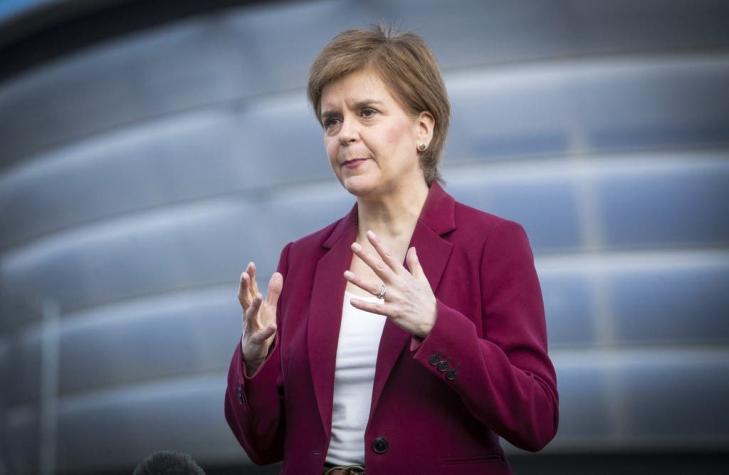 Primera ministra de Escocia y alza de casos en Chile: "Sirve como advertencia"