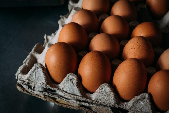 Granja deberá donar 1,2 millones de huevos por haber subido los precios durante la pandemia