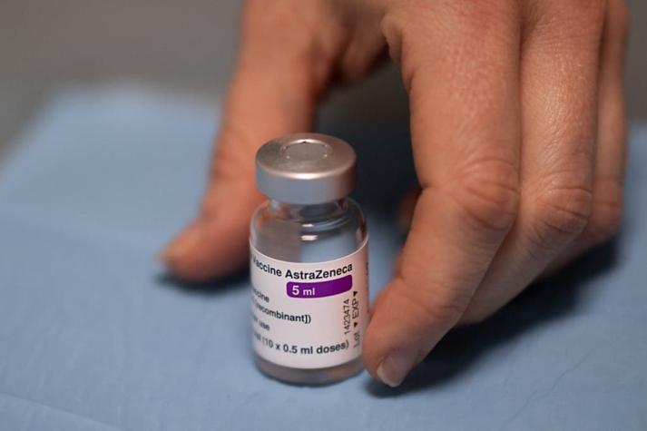 Vacuna de AstraZeneca cambiará su nombre: Ahora será "Vaxzevria"