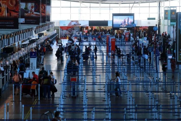 La explicación del Aeropuerto de Santiago por video que mostraba alta afluencia en terminal