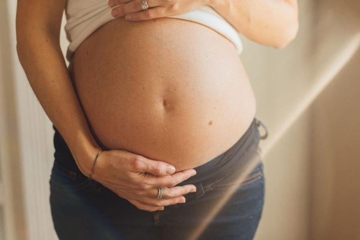 Mujer da a luz a niños gestados con 3 semanas de diferencia: Se embarazó cuando ya gestaba otro bebé