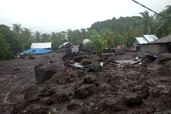 Al menos 50 muertos tras inundaciones y deslizamientos de tierra en Indonesia