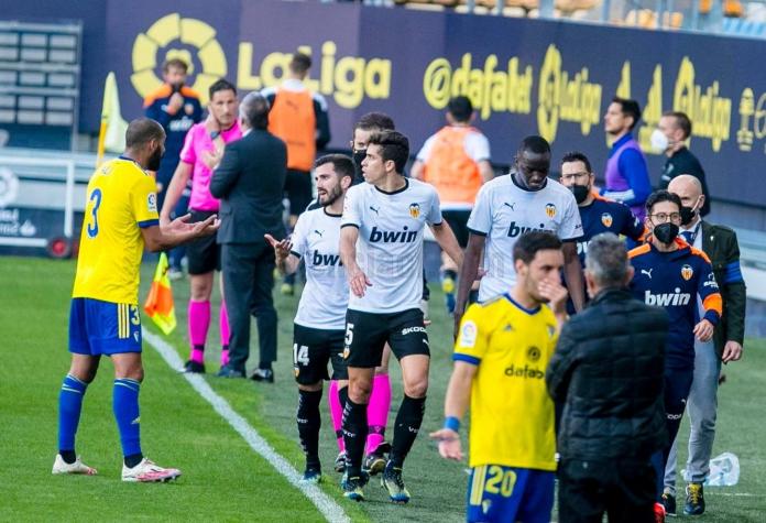 Jugadores del Valencia abandonaron momentáneamente partido por insulto racista