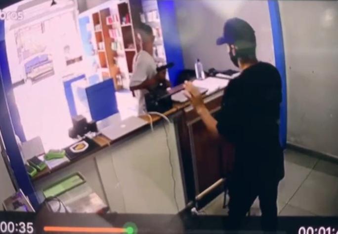 Video captó el momento en que dueño de una tienda le disparó en la espalda a sujeto que le robó