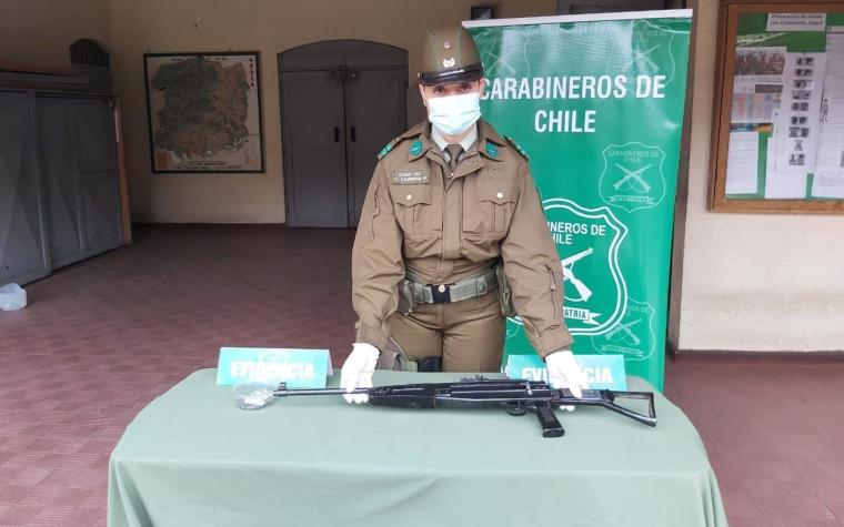 Hombre es detenido por atacar con un cuchillo y un rifle a postón a su ex pareja e hijo