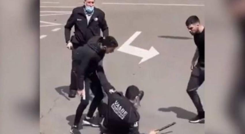 Jóvenes golpean a guardia que los obligó a usar mascarilla en un hospital de España
