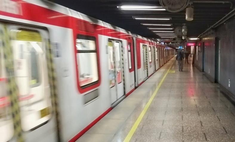 ¿Torniquetes antievasión?: Metro de Santiago aclara instalación de puertas giratorias