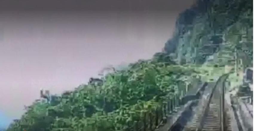 [VIDEO] Taiwán revela imágenes dramáticas del accidente de tren en que murieron al menos 50 personas