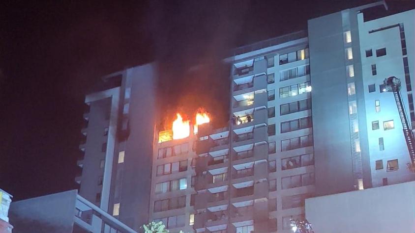 Bomberos trabaja para combatir incendio que afecta a edificio en el centro de Santiago