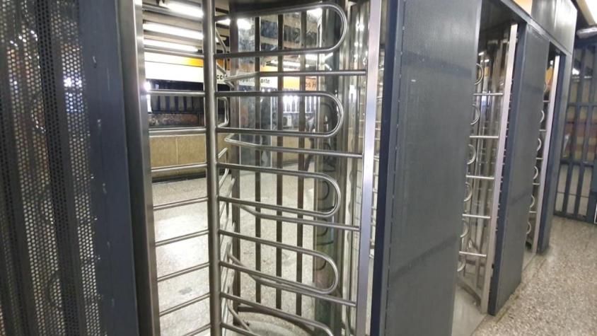 [VIDEO] Usuarios critican nuevas "puertas de salida" del Metro en estación Los Héroes