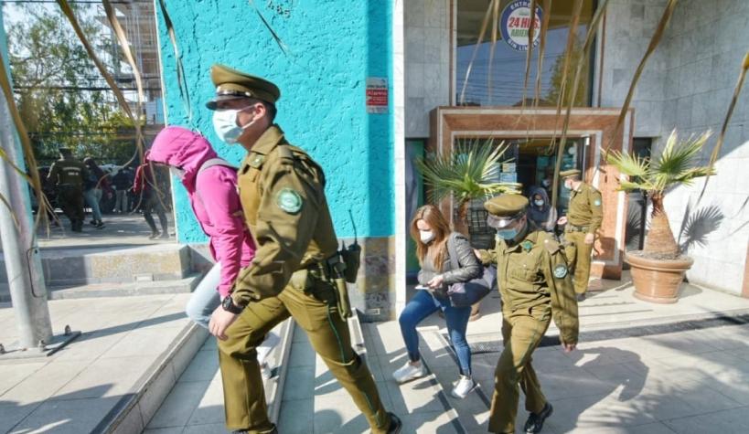 Detienen a 14 trabajadores de un gimnasio que realizaban labores con permisos falsos en Providencia