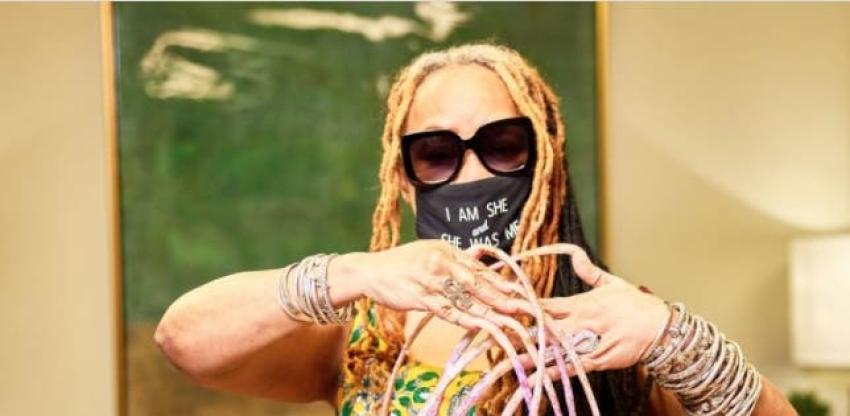 "Seguiré siendo la reina": Mujer con las uñas más largas del mundo decide cortarlas luego de 30 años