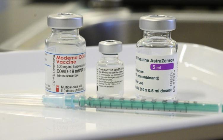 Francia vacunará con Pfizer o Moderna a quienes recibieron una primera dosis de AstraZeneca