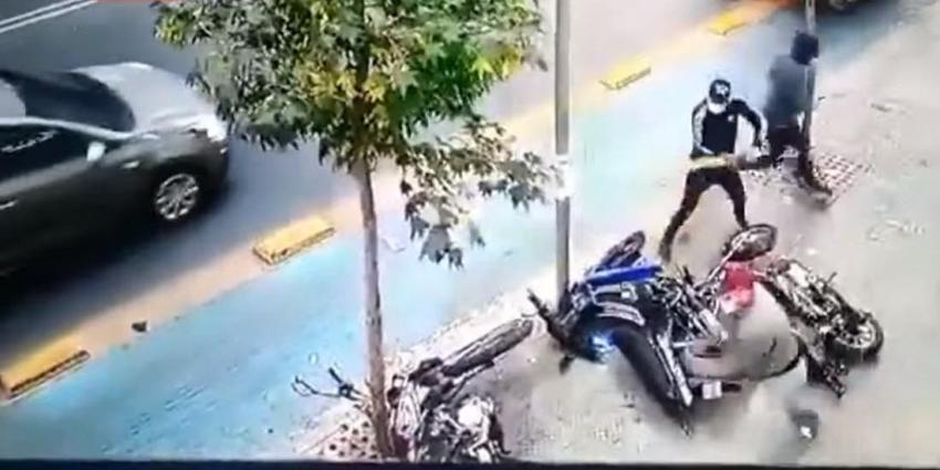 Cámaras de seguridad captaron violento ataque a repartidores en Santiago: les destrozaron las motos