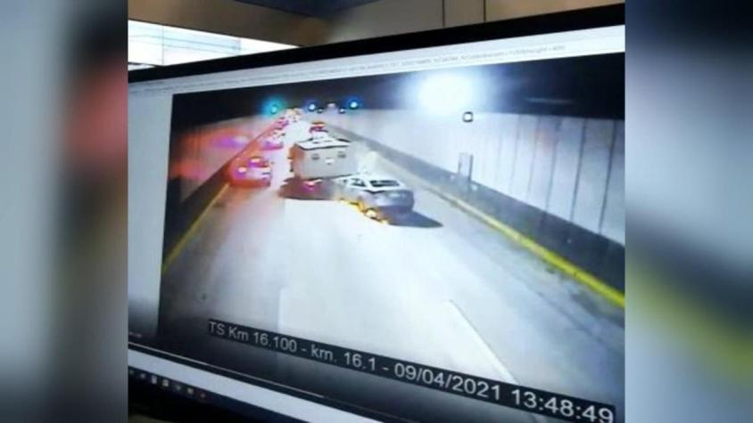 Auto colisiona a un carro lanzaaguas en la Costanera Norte: dos personas resultaron heridas