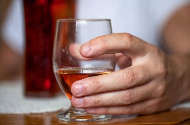 Médicos reportan el extraño caso de una persona que orina alcohol
