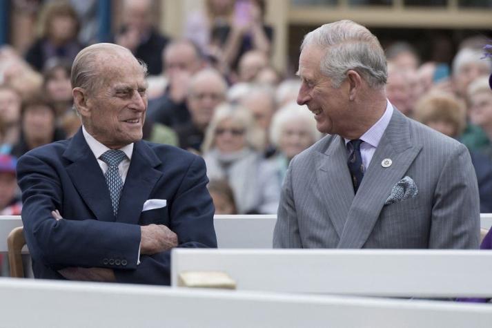 Príncipe Carlos dice que él y su familia extrañan "enormemente" a su padre, Felipe de Edimburgo