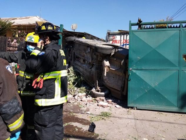 Auto impacta con un árbol y termina chocando entre dos casas en Cerrillos