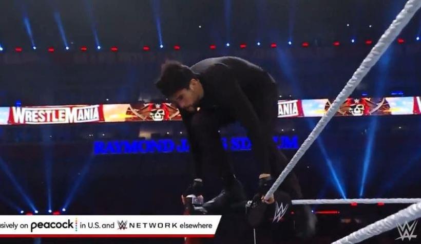 [VIDEOS] Bad Bunny se luce en WrestleMania de la WWE con arriesgadas acrobacias
