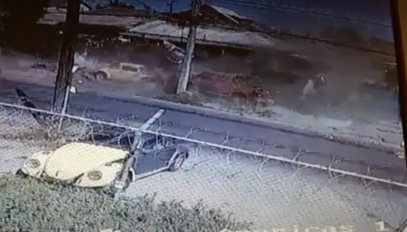 [VIDEO] Auto chocó a toda velocidad contra dos casas en Cerrillos