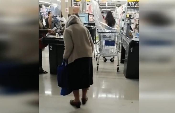 Niegan ingreso a supermercado a anciana de 100 años por no portar permiso de desplazamiento