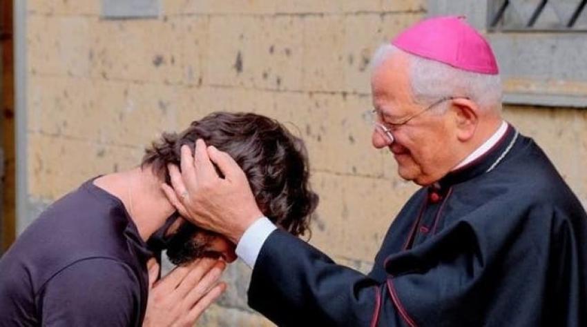 Pasó en plena misa: Cura anunció su retiro del sacerdocio porque se enamoró