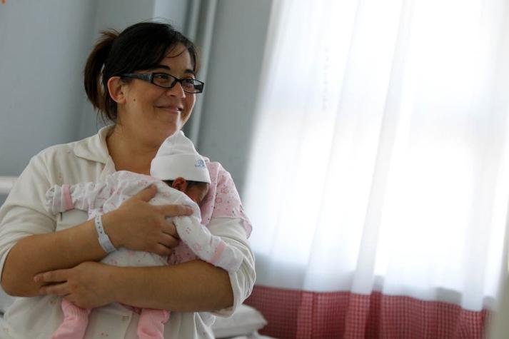 Senado despacha proyecto que autoriza poner el apellido materno antes que el paterno