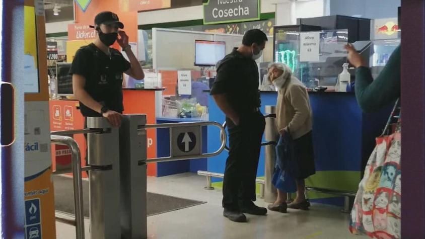 [VIDEO] Guardias le impidieron comprar a una adulta mayor por no tener permiso
