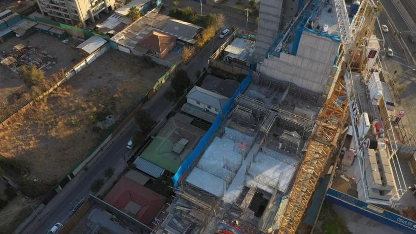 [VIDEO] Denuncian caída de material de construcción en sus casas: municipalidad clausuró faena