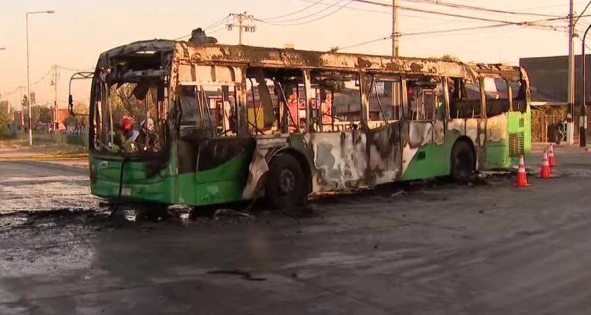 Encapuchados queman bus de sistema Red en Pedro Aguirre Cerda: intimidaron al conductor y pasajeros