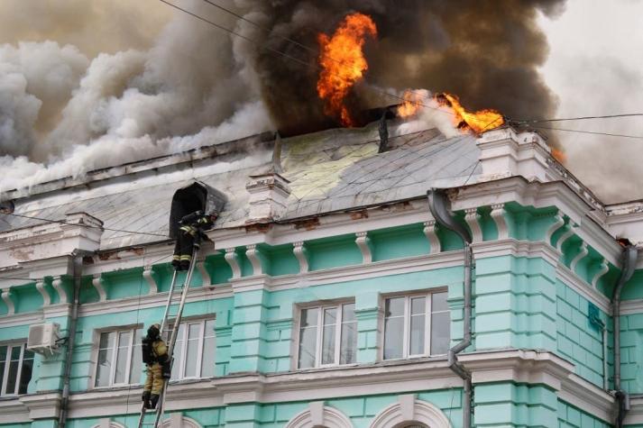 Cirujanos rusos operan a corazón abierto en medio de un incendio