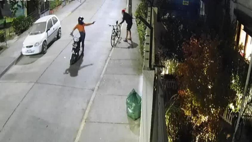 Asalto a ciclista en Providencia: ladrón robó billetera, pero como no tenía nada la devolvió