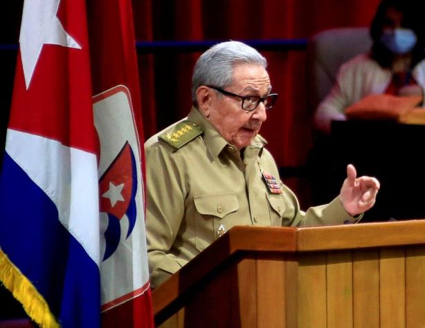 Raúl Castro renuncia como líder del Partido Comunista, poniendo fin a la era Castro en Cuba